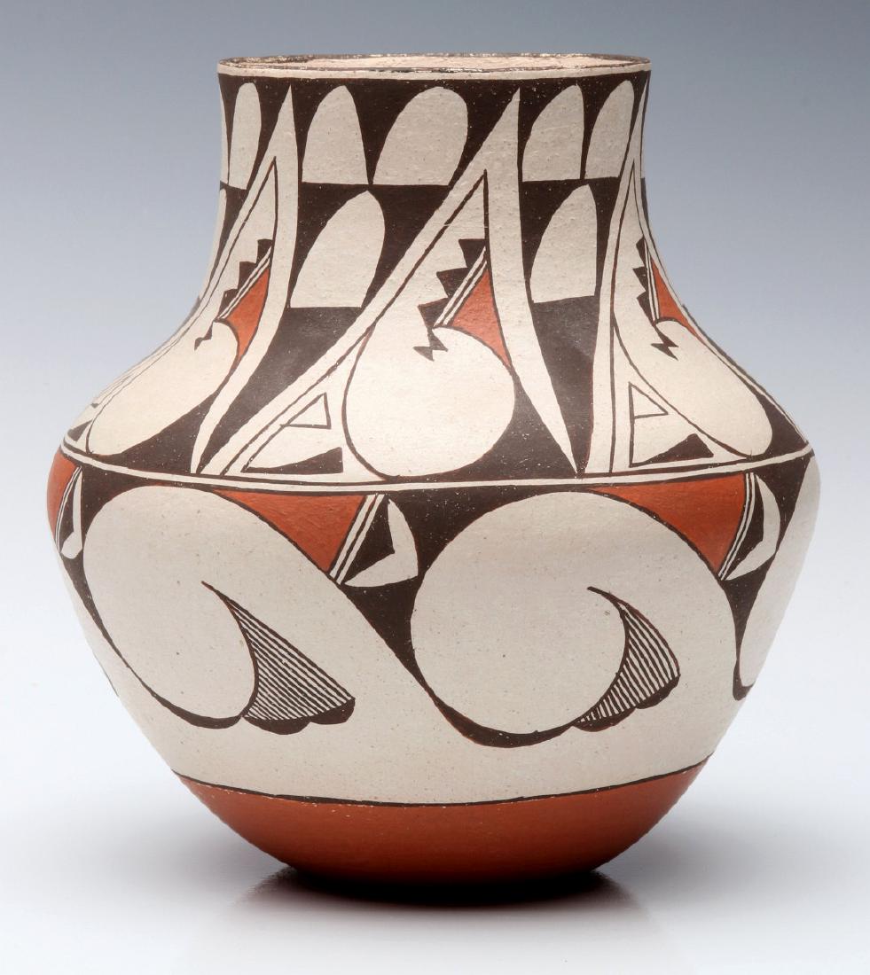 A LAGUNA PUEBLO POTTERY JAR SIGNED E. CHEROMIAH (1 of 10)