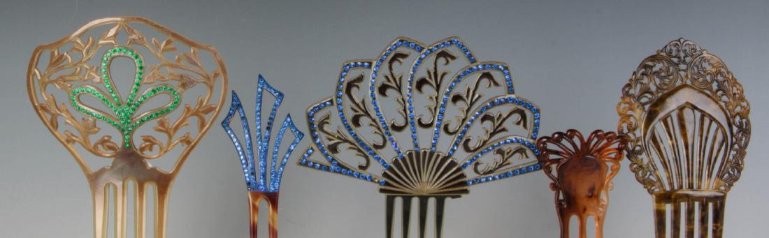 A COLLECTION OF VICTORIAN HAIR COMBS (1 of 11)