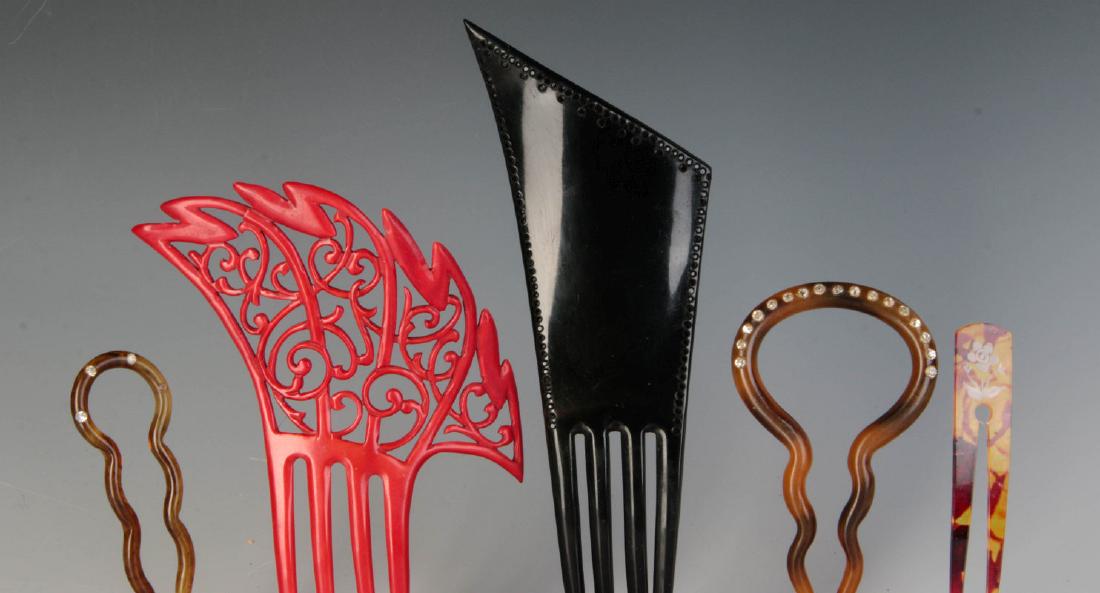 A COLLECTION OF VICTORIAN HAIR COMBS (1 of 10)