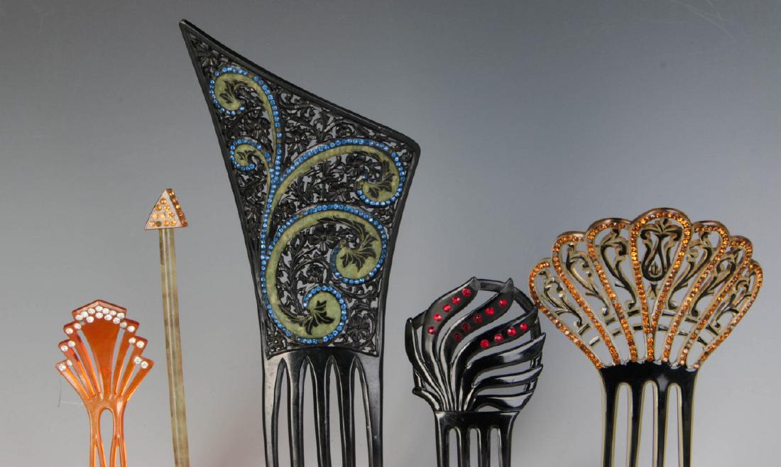 A COLLECTION OF VICTORIAN HAIR COMBS (1 of 12)