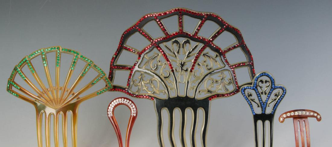 A COLLECTION OF VICTORIAN HAIR COMBS (1 of 11)