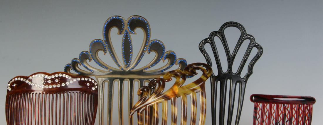 A COLLECTION OF VICTORIAN HAIR COMBS (1 of 10)