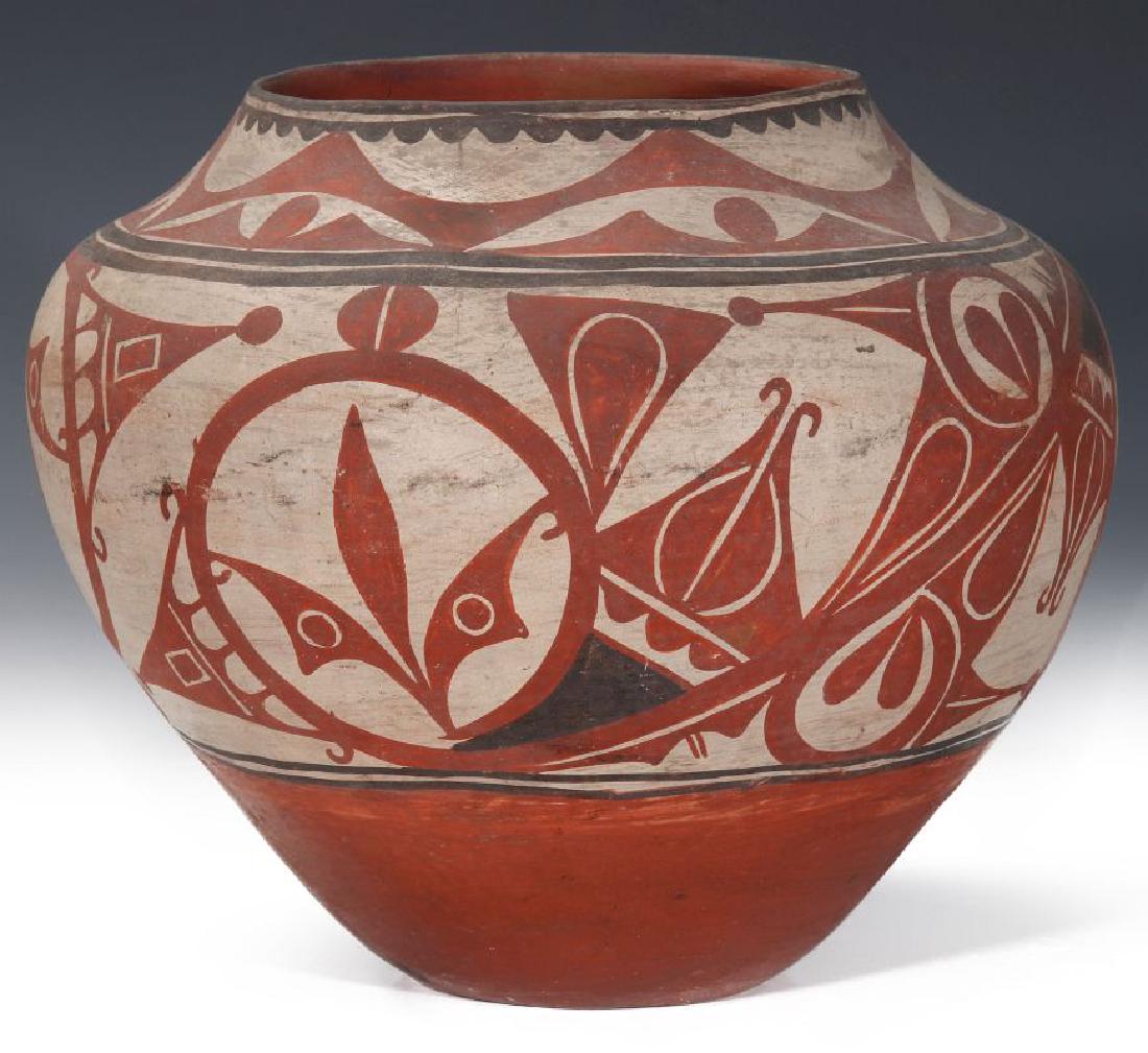 A LARGE EARLY 20TH C. NORTHERN PUEBLO OLLA (1 of 11)