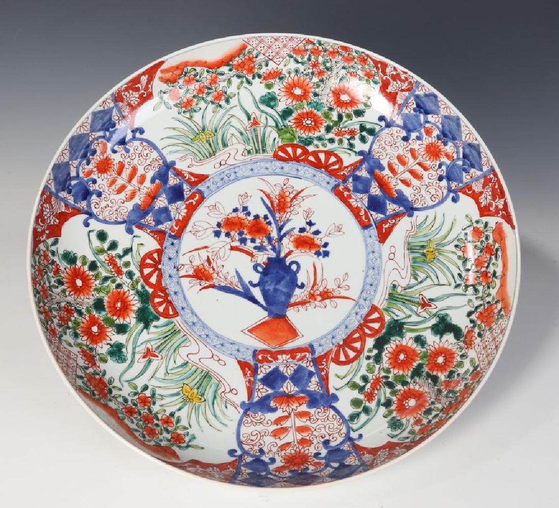 A LARGE 19TH CENTURY IMARI CHARGER (1 of 8)
