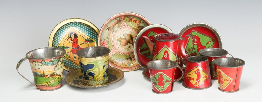 A COLLECTION OF ANTIQUE TIN LITHO TOY DISHES (1 of 20)