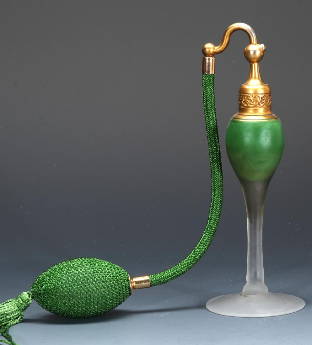 A VINTAGE DeVILBISS ART GLASS PERFUME ATOMIZER (1 of 7)