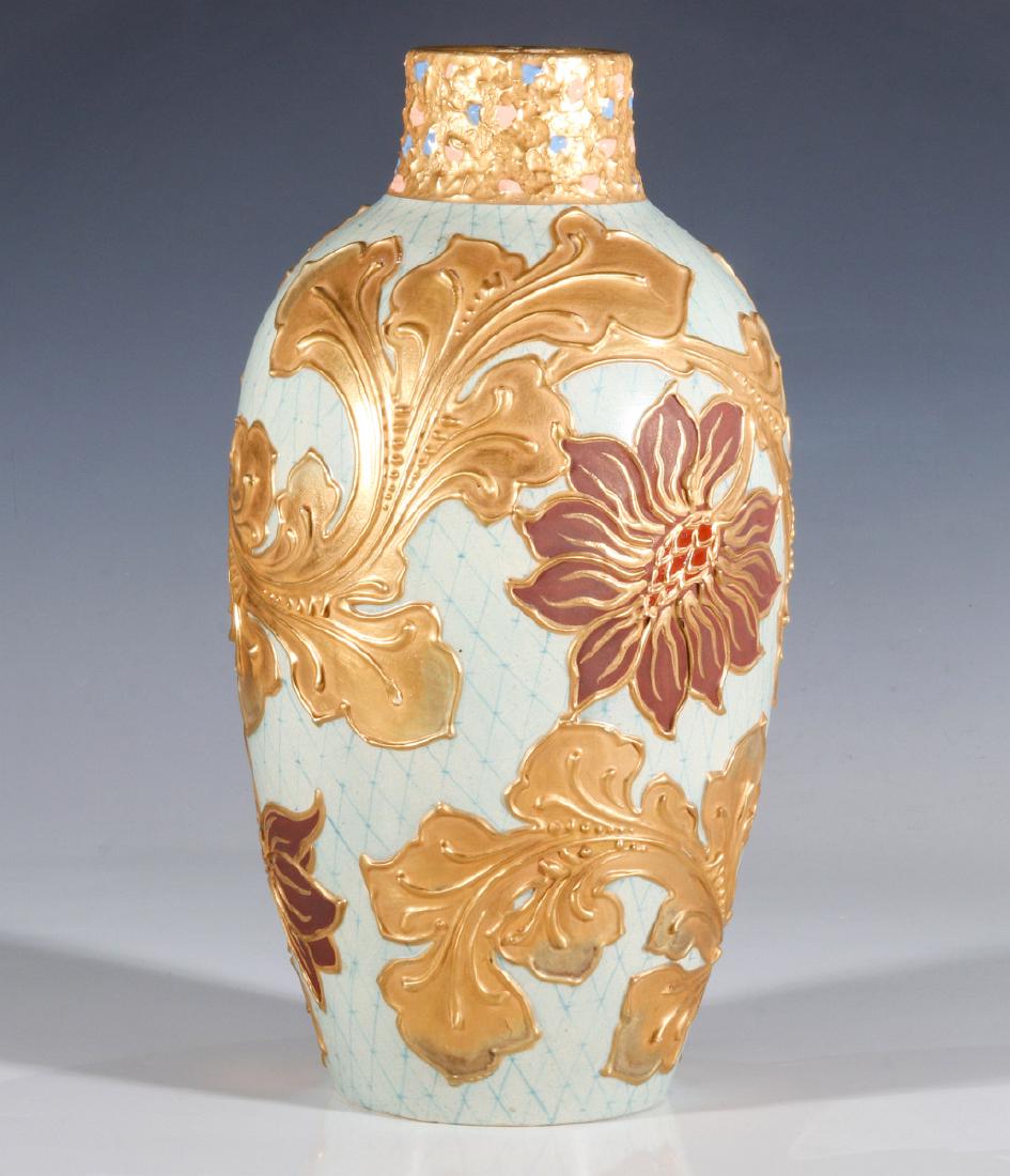 A 19C WEDGWOOD VASE WITH HEAVY GOLD APPLICATION (1 of 12)