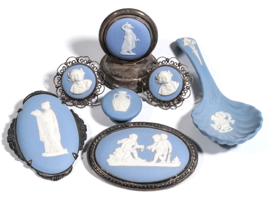 WEDGWOOD AND OTHER JASPER JEWELRY AND MINIATURES (1 of 9)