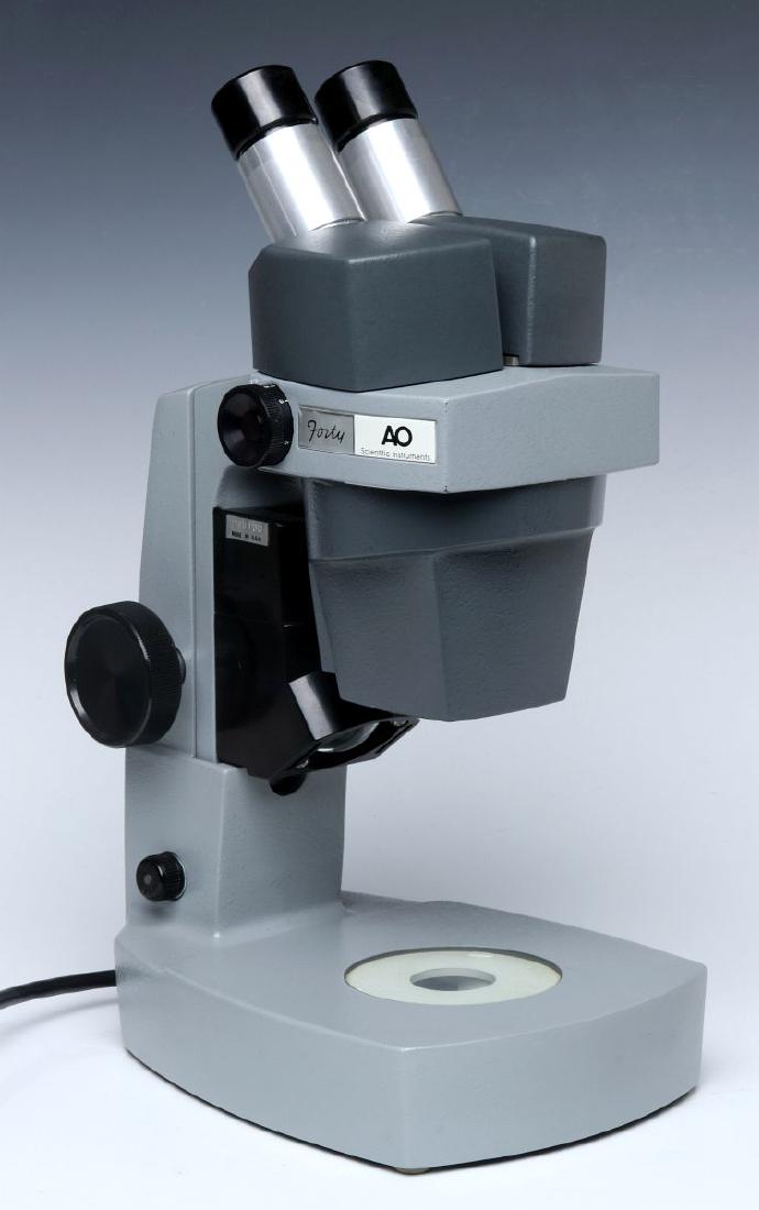 VINTAGE A O SPENCER MODEL 40 BINOCULAR MICROSCOPE (1 of 15)