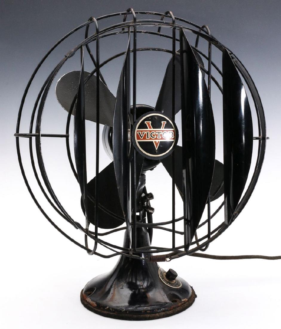 A VINTAGE VICTOR 'BREEZE SPREADER' ELECTRIC FAN (1 of 13)