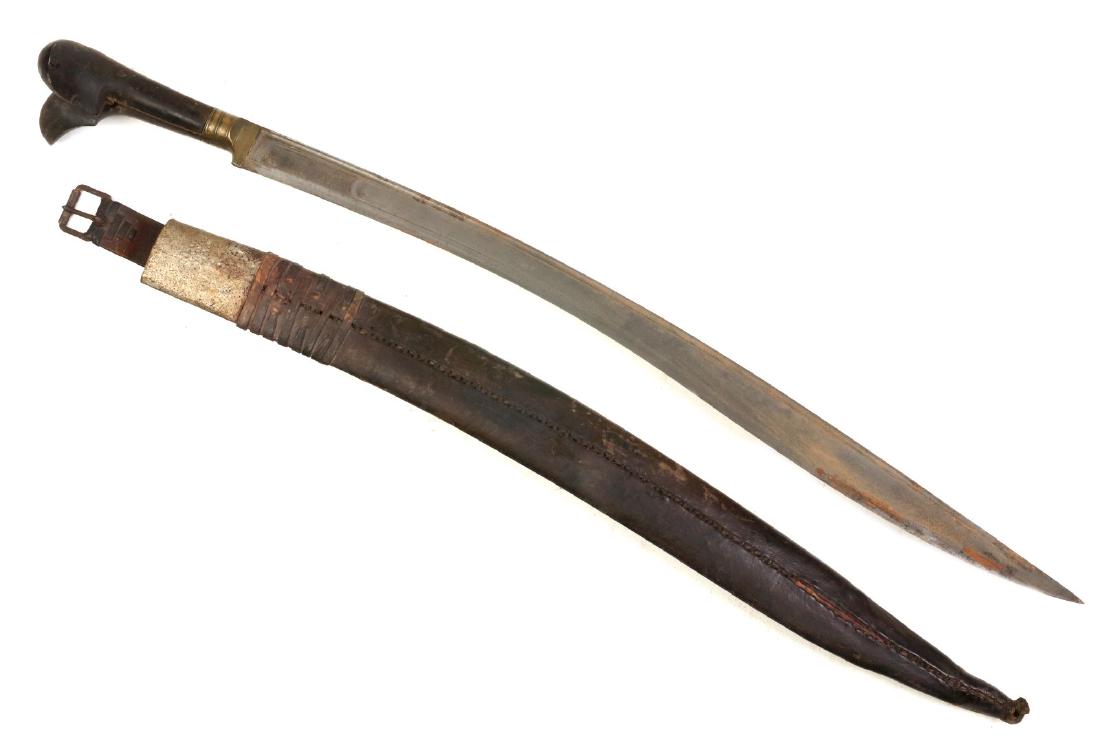 A TURKISH/OTTOMAN YATAGAN SWORD AND SCABBARD (1 of 16)