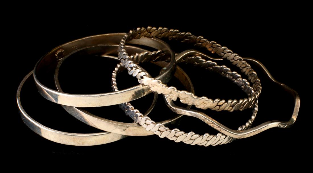 A COLLECTION OF STERLING SILVER BANGLE BRACELETS (1 of 9)