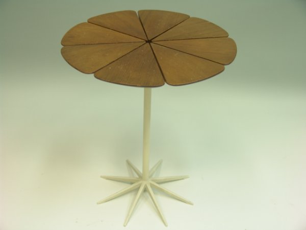 RICHARD SCHULTZ PETAL TABLE FOR KNOLL FURNITURE: Measures 19 inches tall and 16 inches diameter. Very good original condition noting very light wear to the top.
