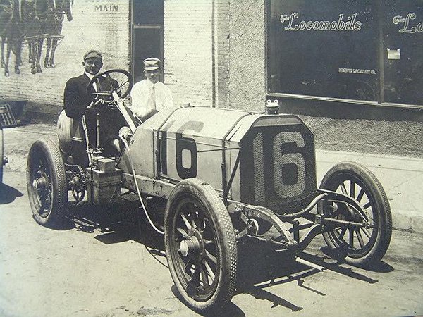 1900'S PHOTOGRAPH OF EARLY RACE CAR (LOCOMOBILE ?)