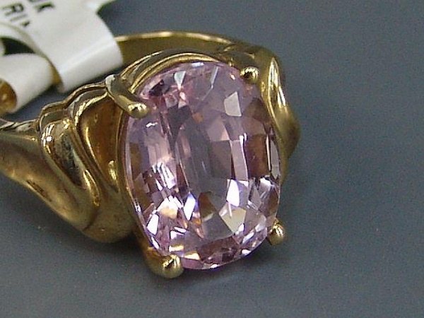 LADIES 10K ESTATE RING W/ VIOLET PINK OVAL KUNZITE