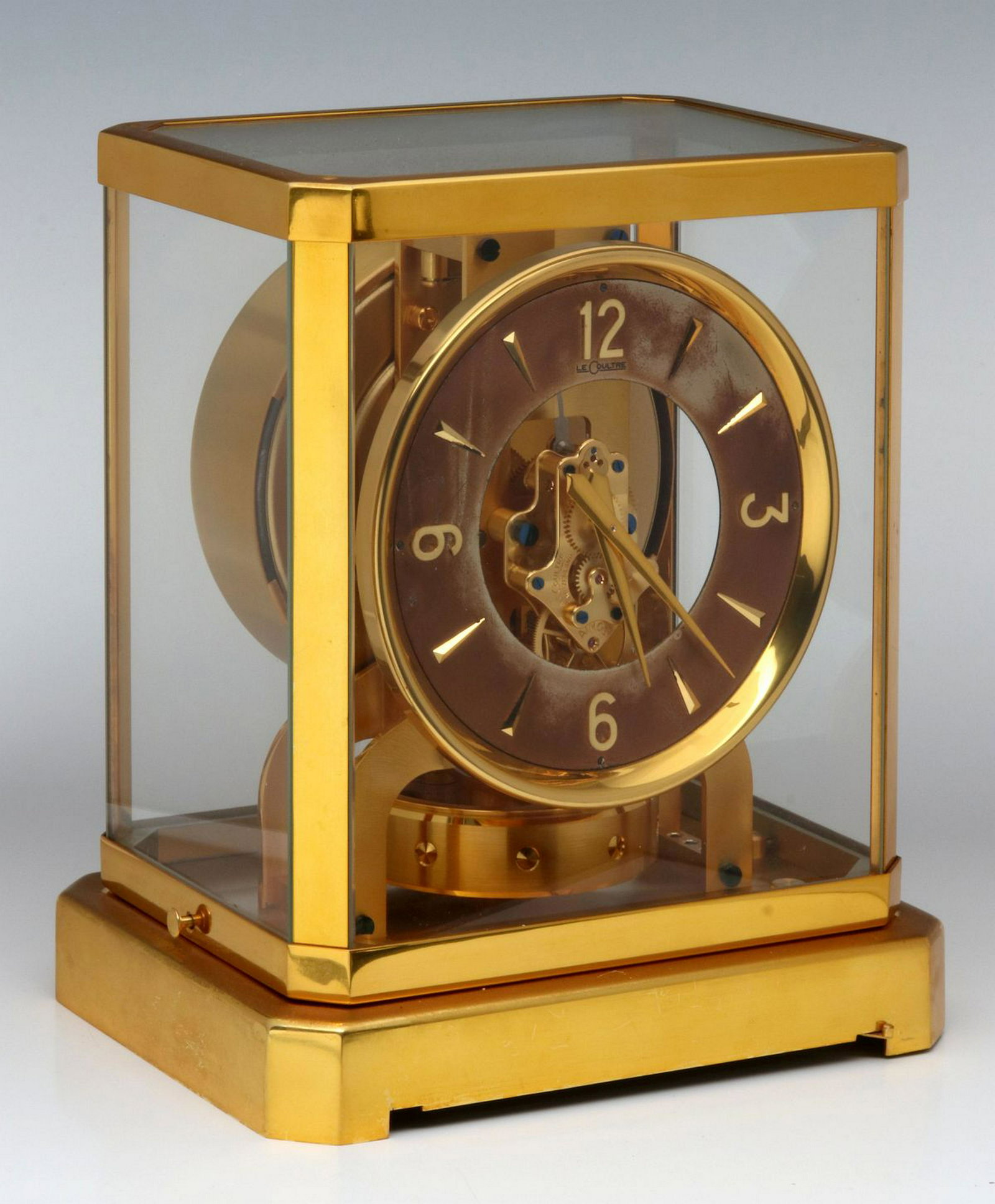 A JAEGER LeCOULTRE ATMOS PERPETUAL TIMEPIECE: The Swiss made self winding timepiece in brass and glass case, stamped Atmos LeCoultre and 'Le Coultre Switzerland Fifteen Jewels' on the movement, signed on the dial. Measures 9.25 x 8.5 inches. Prov