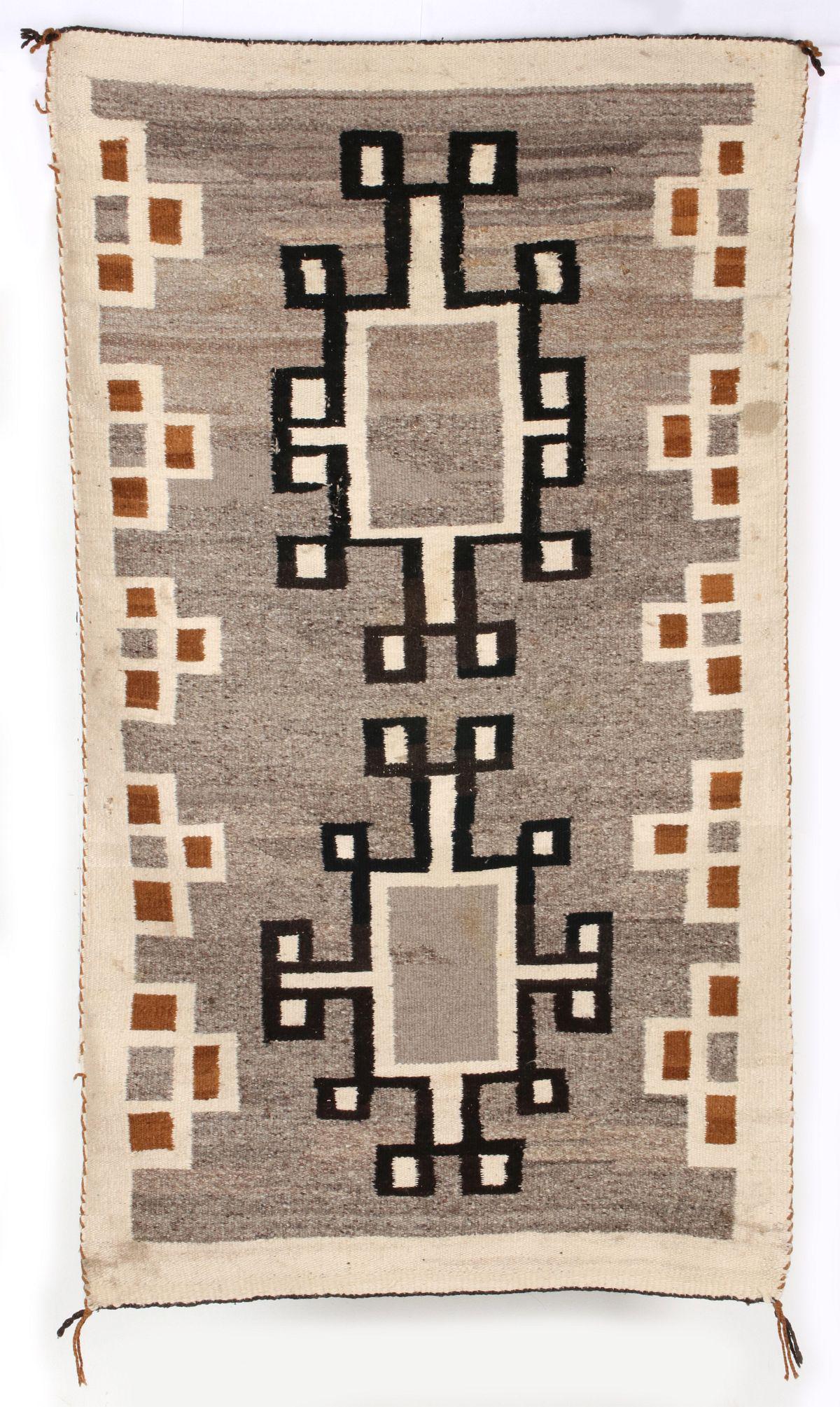 AN EARLY 20TH CENTURY NAVAJO CRYSTAL WOOL WEAVING (1 of 20)