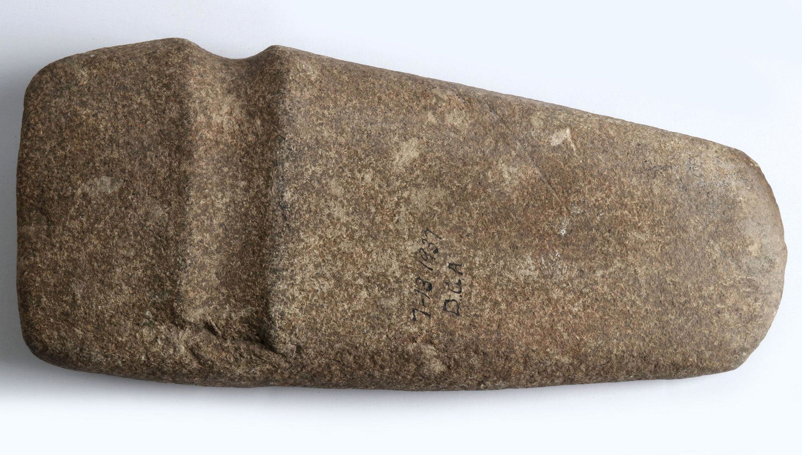 A LARGE NATIVE AMERICAN STONE AXE HEAD (1 of 8)