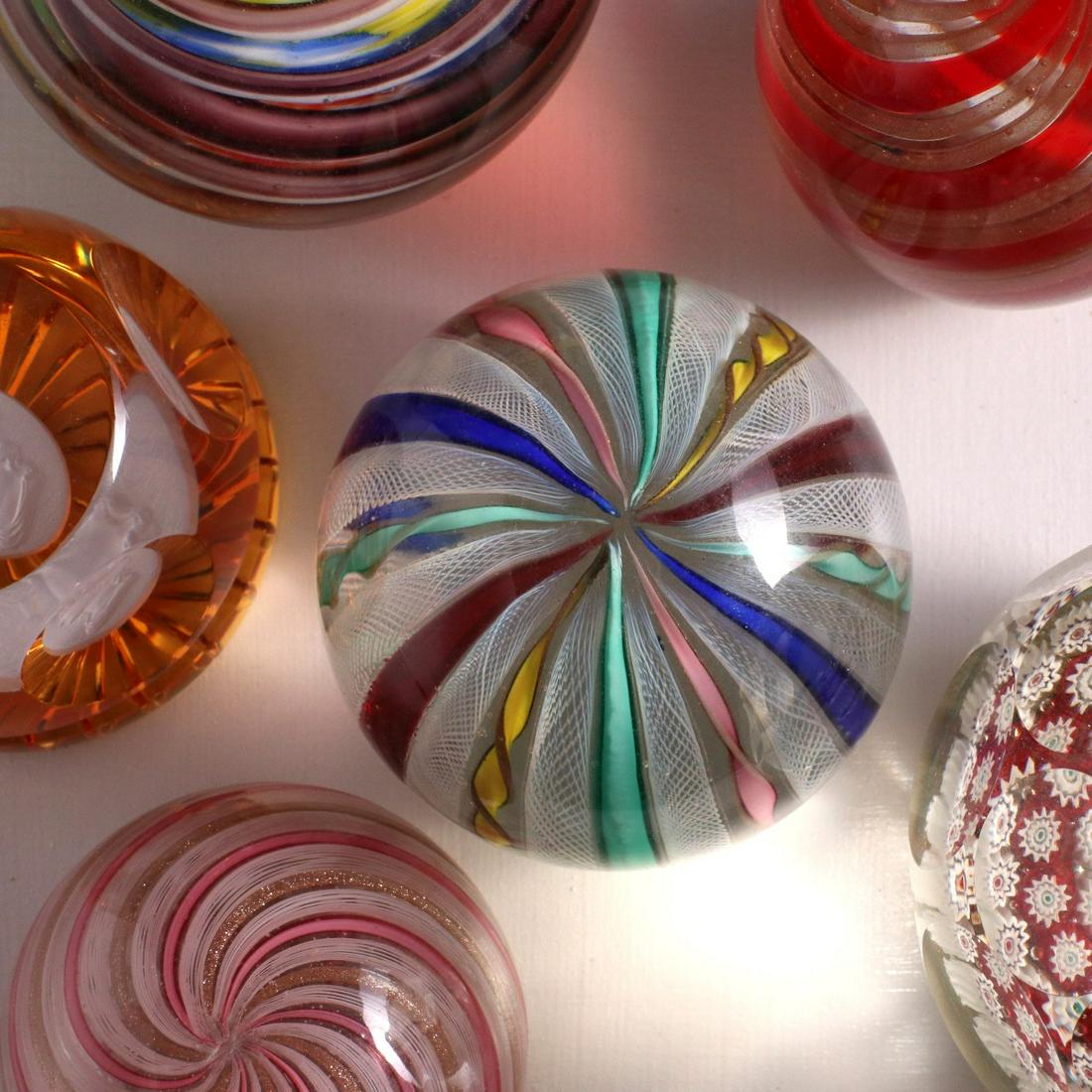 A COLLECTION OF CONTEMPORARY ART GLASS PAPERWEIGHTS (1 of 10)