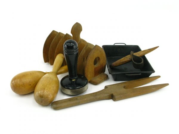 LOT OF VARIOUS SMALL PRIMITIVE ANTIQUES: Measures 4.5 x 7 x 3 inches, 6 x 1.5 inches, 4.25 x 2 inches, 10 x 2 x .25 inches, 1 x 6.75 x 4 inches and 5.25 x 2 x .75 inches