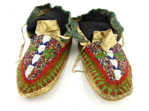ANTIQUE AMERICAN INDIAN BEADED MOCCASINS