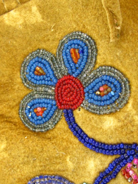 ANTIQUE AMERICAN INDIAN BEADED BAG - 4