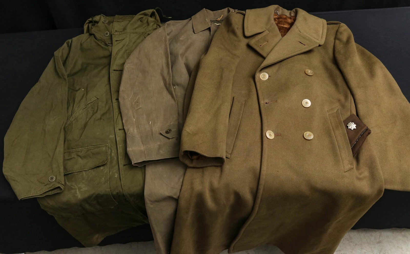 US WWII OFFICER'S AND OTHER NAMED OVERCOATS ETC: Officer's short overcoat, M-1943 with AAF SSI; Mackinaw M-1943; Officer's short overcoat belonging to Lt. Edgar G. Johnson; Officer's long overcoat belonging to Ltc. C.A. Shaubel, very famous; Raincoa