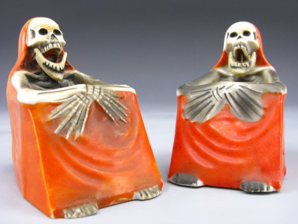 VINTAGE SKELETON ASHTRAYS JOINTED JAW