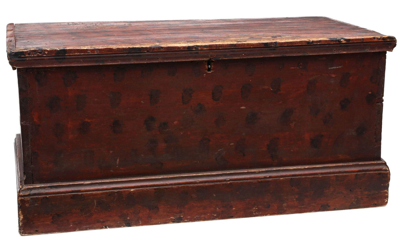A 19TH C. BLANKET CHEST IN RED STAIN WITH SPONGING: The six board chest with lid framed in molded trim over dovetailed case, molded base board, interior till, iron lock and hinges. Measures 14.25 x 15.75 x 30.25 inches. Provenance: The Jerry and Cathy 