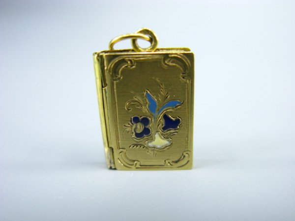 A BOOK FORM 18K GOLD VINAIGRETTE W ENAMEL