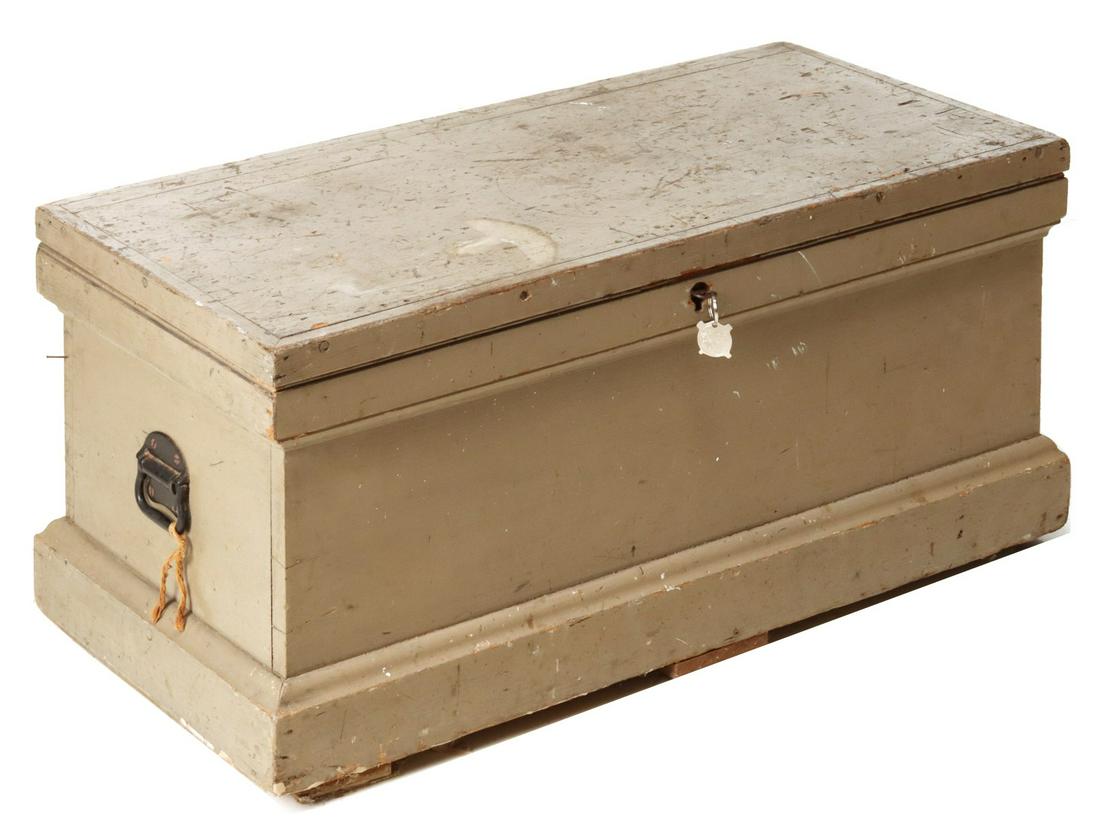 A 19TH CENTURY AMERICAN TOOL CHEST IN OLDER PAINT (1 of 6)