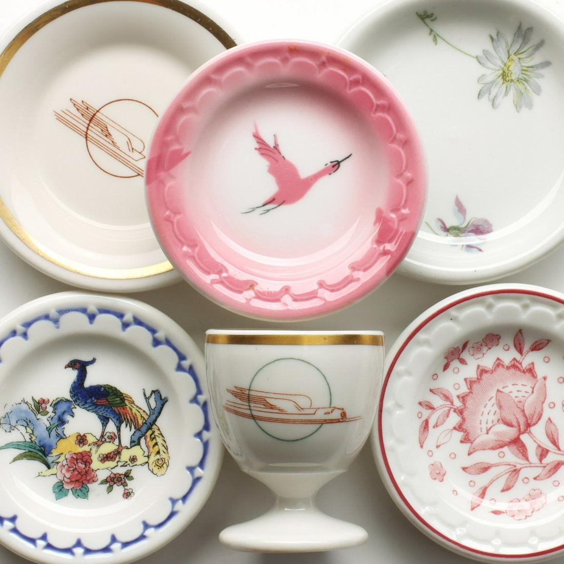 RAILROAD CHINA BUTTER PATS AND AN EGG CUP (1 of 11)