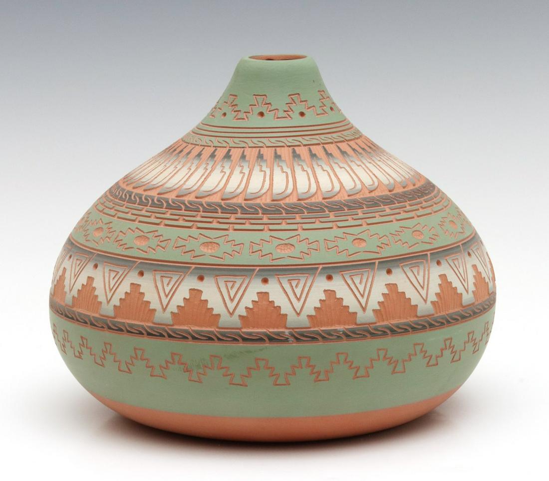 A NAVAJO DINE POTTERY VASE SIGNED R. SUSIE (1 of 10)