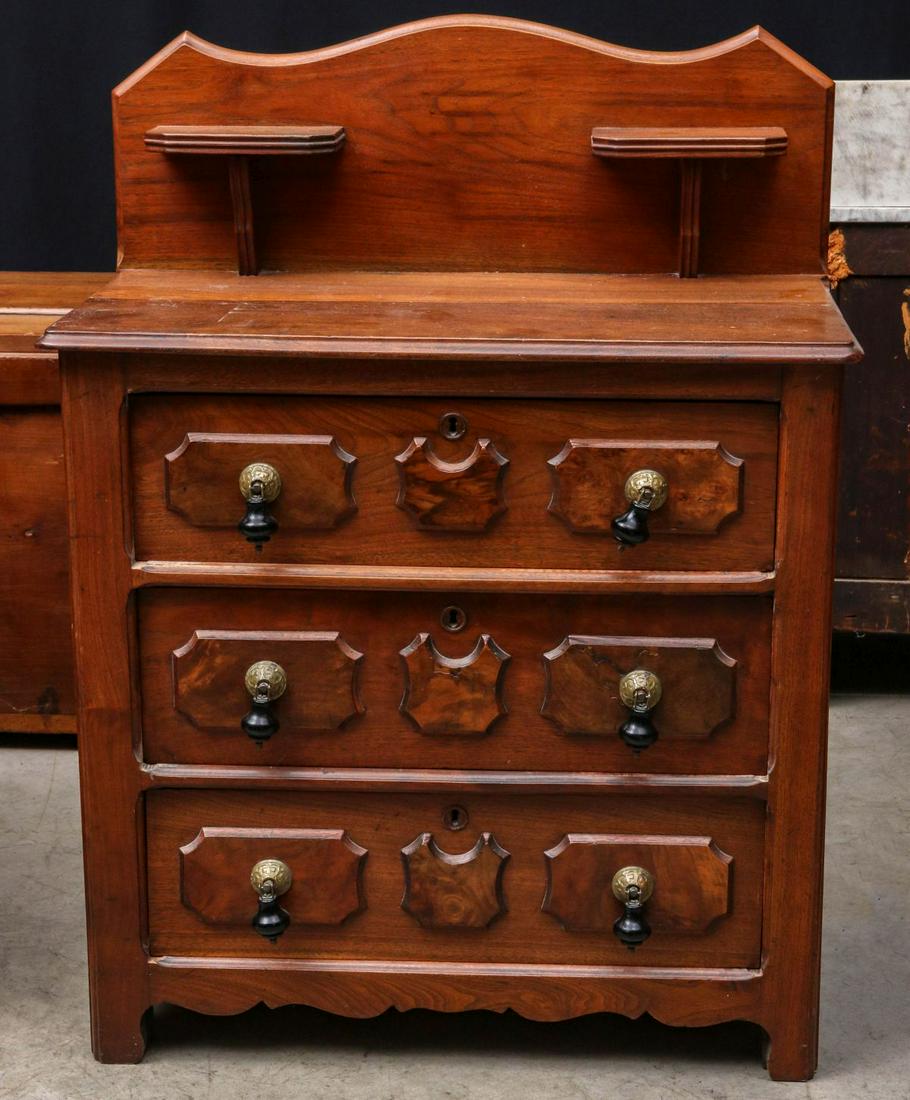 A 19TH CENTURY AMERICAN WALNUT THREE DRAWER CHEST (1 of 6)