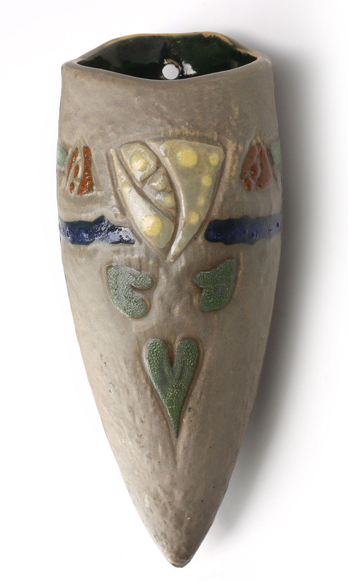 A ROSEVILLE MOSTIQUE PATTERN ART POTTERY WALL POCKET (1 of 10)