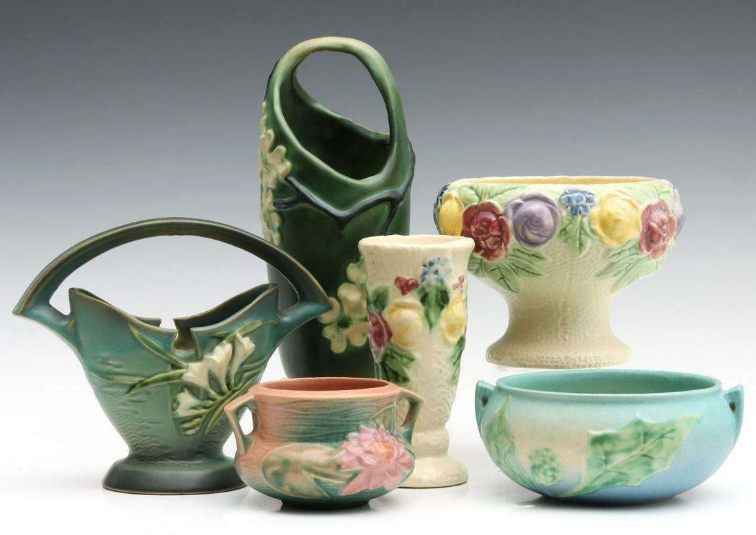 A COLLECTION OF ROSEVILLE ART POTTERY VASES AND BOWLS (1 of 16)