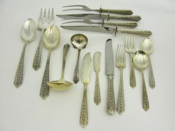 WALLACE NORMANDIE STERLING SILVER SET IN CASE: Lot inventory: 16 knives (8.75 inches), 16 forks (7.25 inches), 21 spoons (6 inches), 12 soup spoons (6 inches), 13 salad forks (6.25 inches), 1 sugar shell (6 inches), 3 serving spoons (8.5 inches),