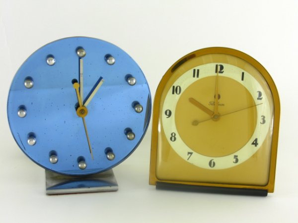 ART DECO CLOCKS, TELECHRON & HAMMOND BLUE: Nice gold toned Telechron arch clock type 4F67, with cord and plug, 6.5 x 5.25 inches. Also a Hammond patent numbered 6.5 x 6 inch blue glass reflective face electric clock, also with cord and plug.