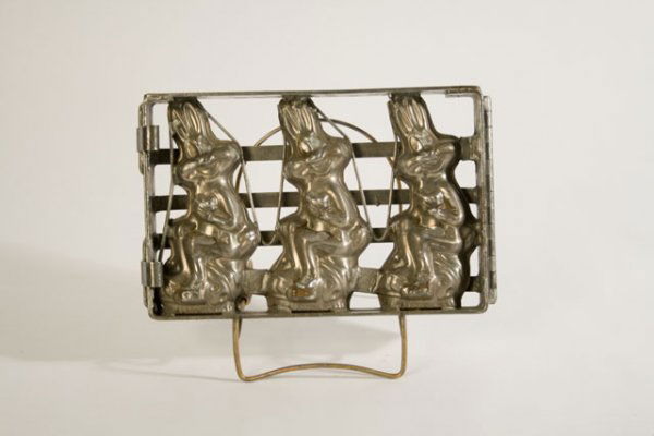 VINTAGE TWO-PIECE BUGS BUNNY CHOCOLATE MOLD: Measures 7 x 10 1.5 inches, tin molds with a grinning bugs ad a Warner Bros copyright.