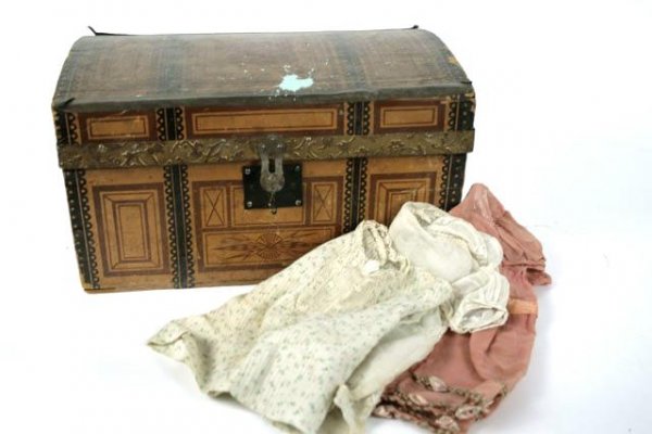 19TH CENTURY DOMED CHEST OF DOLL CLOTHES