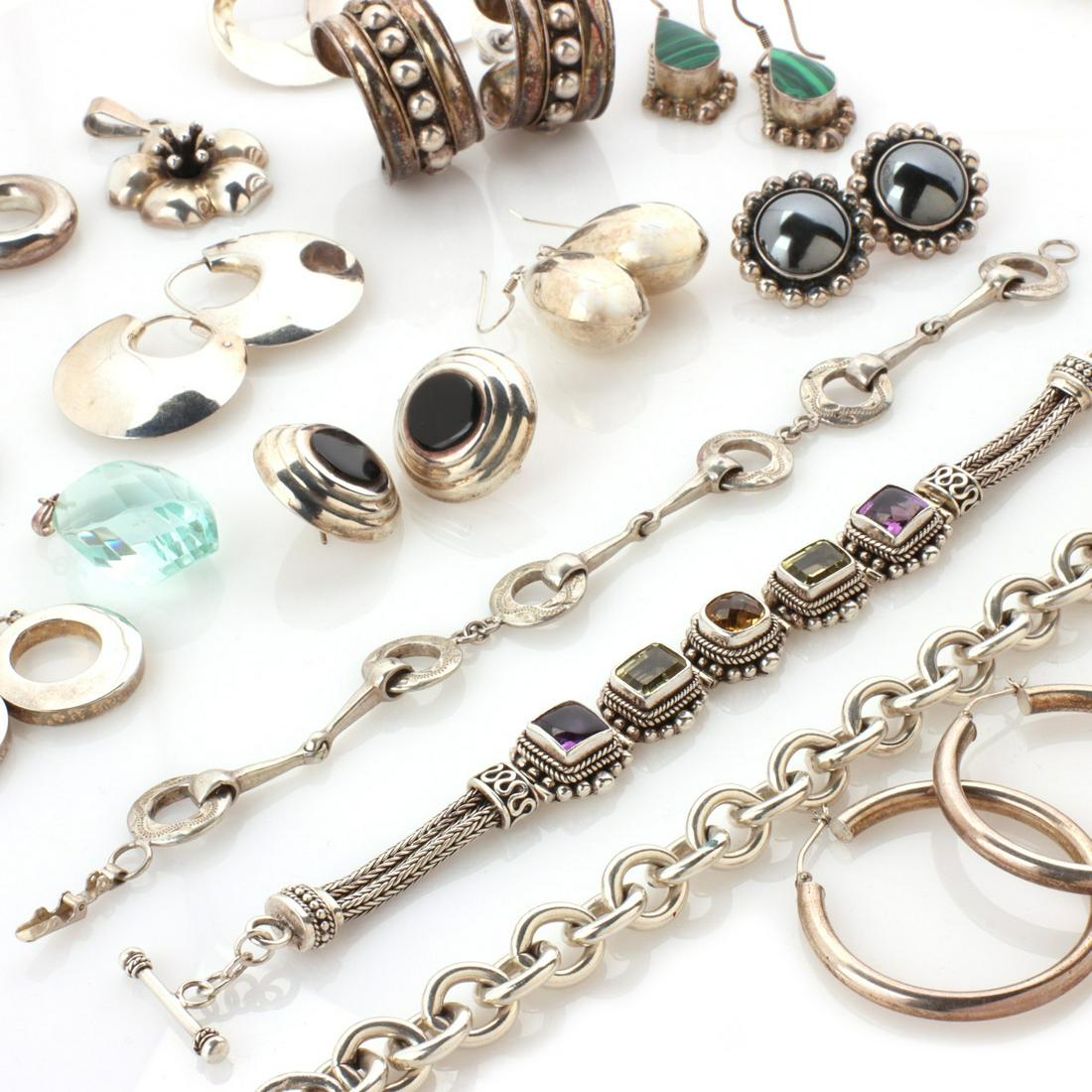 AN ESTATE LOT OF STERLING SILVER JEWELRY (1 of 12)