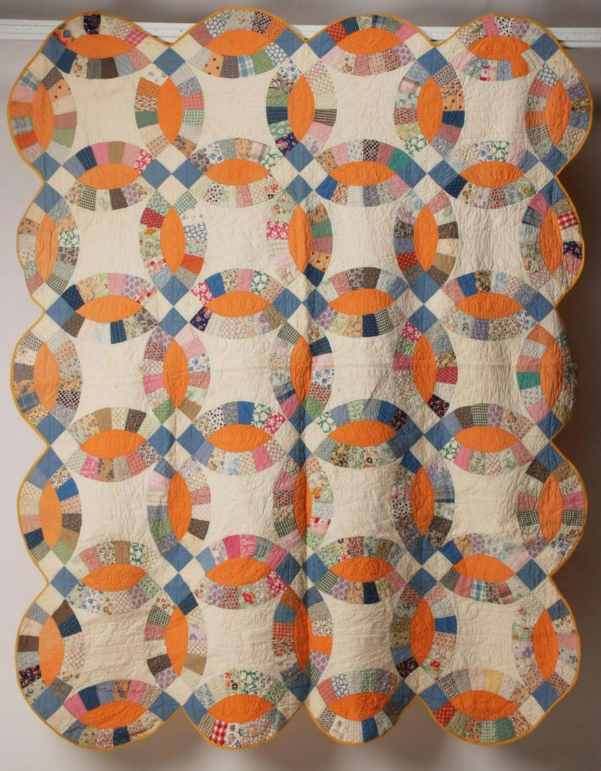 A 1930s DOUBLE WEDDING RING PATTERN QUILT (1 of 10)