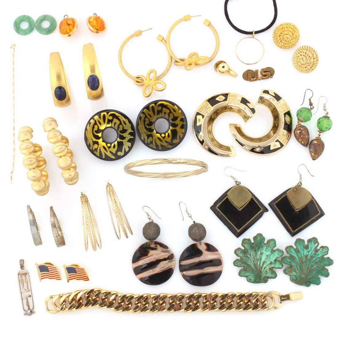 AN ESTATE LOT OF COSTUME JEWELRY (1 of 9)