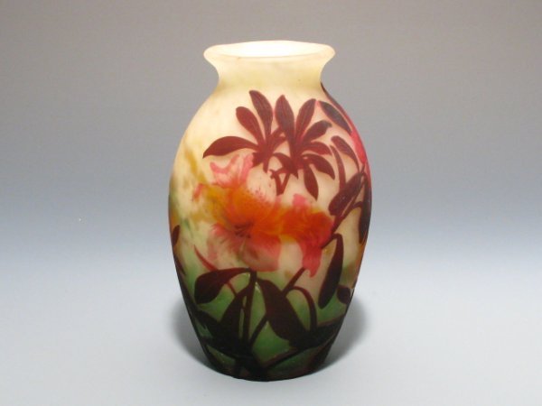MULLER TRES CUREVILLE CAMEO GLASS VASE: A beautiful five-plus color example, deeply carved, internally decorated, a gorgeous result that measures 7.5 x 4.5 inches, signed to lower side.