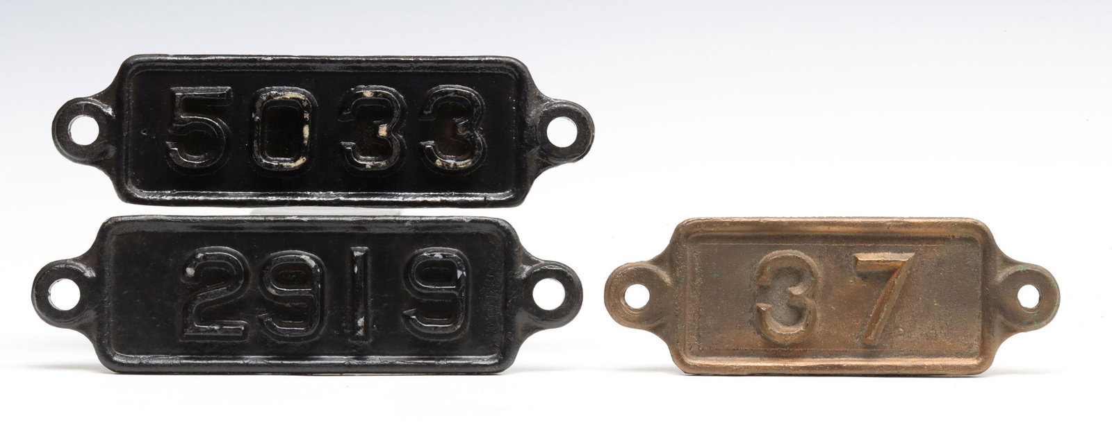 CAST IRON TENDER NUMBER PLATES ATTRIBUTED AT&SF: Tender number plates most likely from AT&SF Ry 2-10-4 No. 5033 and 4-8-4 No. 2919, plus a two digit brass plate. Sizes range from 3 x 8.25 x 0.5 to 3 x 10 x 0.5 inches. We happily provide seamless in-