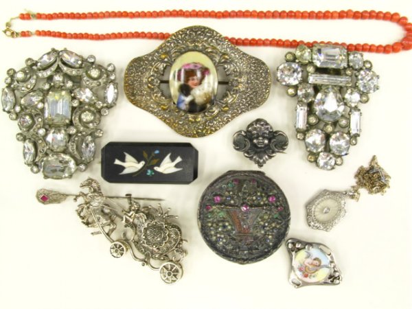 LARGE LOT OF ANTIQUE JEWELRY, MISC. INCL GOLD: Floral basket compact with stones and hand engraved designs, pair of Eisenberg Original rhinestone shoe buckles, 16 inch strand of graduated coral bead necklace (needs re-stringing), large Victorian b