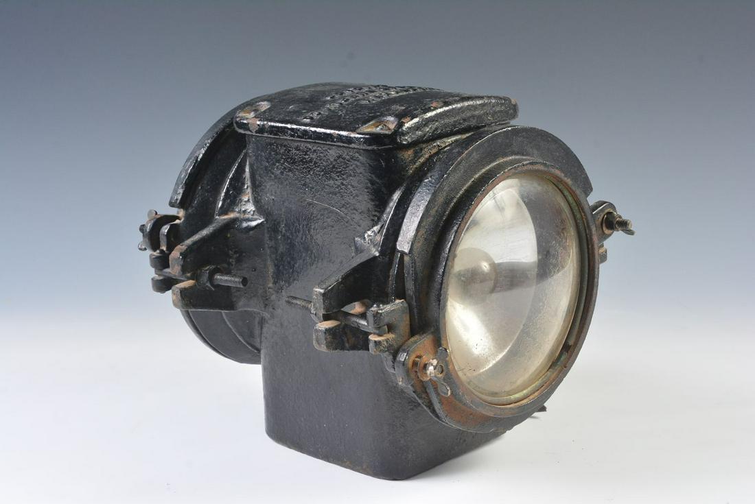 A SEMAPHORE LAMP MARKED WESTERN RAILROAD SUPPLY: The cast iron electric train order semaphore lamp marked WRRS AND WESTERN RAILROAD SUPPLY CO CHICAGO. Measures 9 x 9 x 9 inches. We happily provide seamless in-house packing and shipping services on n