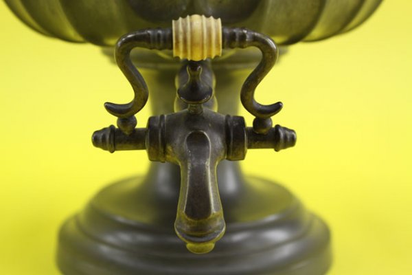 OLD TAUNTON PEWTER COFFEE URN: Nice dark finished urn with wooden side grips, lid finial, and polished bone tap pull, Taunton Mft maker marked and "16" on bottom, measures 14 x 11.5 x 12 inches.