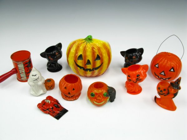 LOT OF HALLOWEEN COLLECTIBLES: Porcelain and cellulois jack-o-lanterns, ghosts, witches, cats, etc.