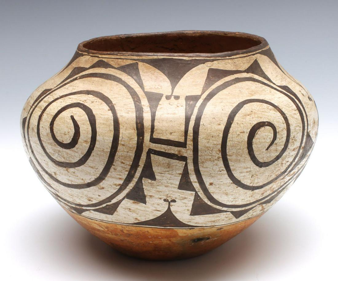 AN EARLY 20TH C. ACOMA PUEBLO POTTERY JAR WITH CRACK (1 of 10)
